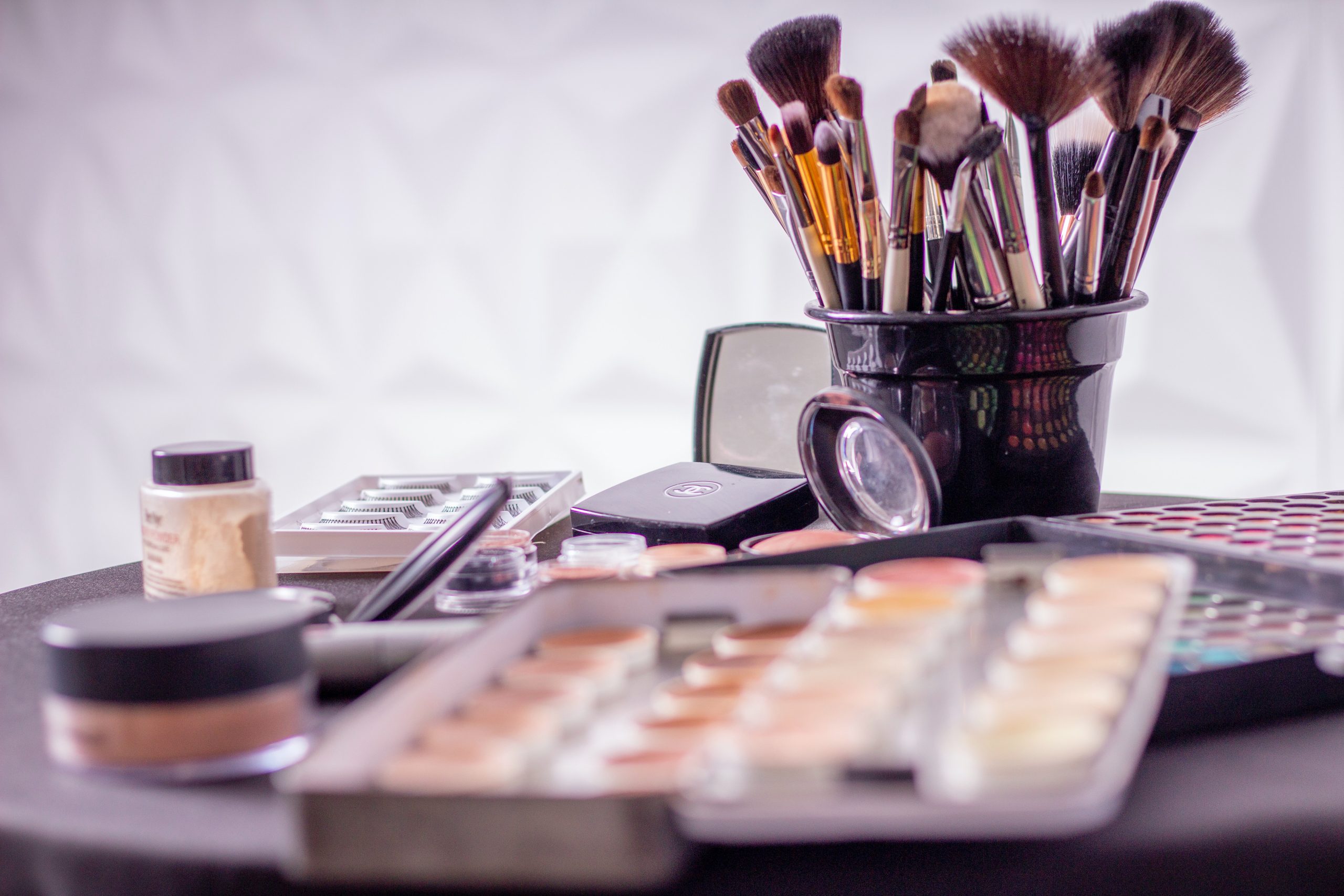 4 kosmetyki do makijażu, które warto zabrać w podróż