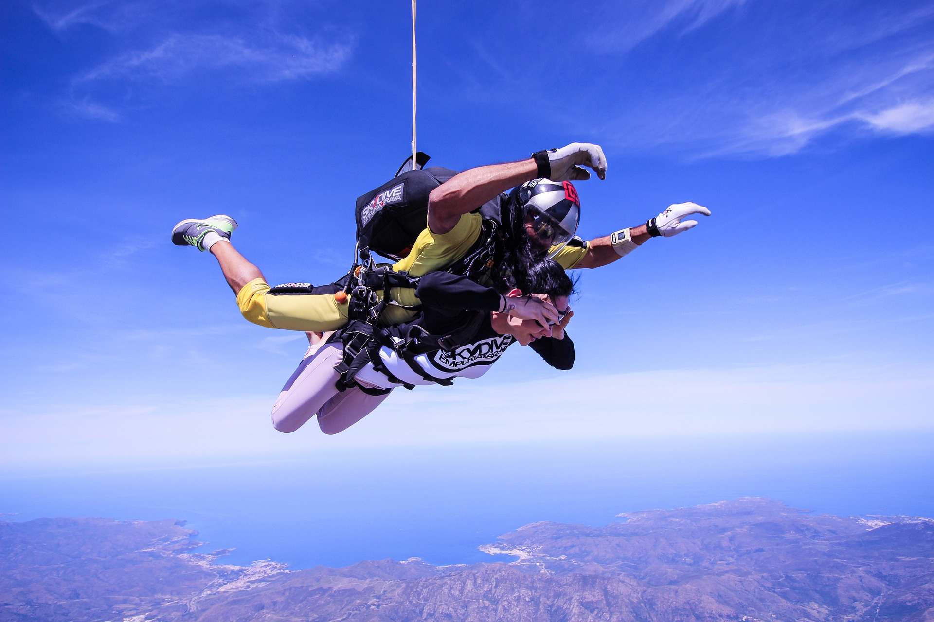 Skok ze spadochronem w tandemie – jakie ma zalety?