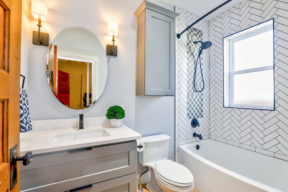 Jak efektywnie zaprojektować małą łazienkę według profesjonalnych architektów wnętrz?