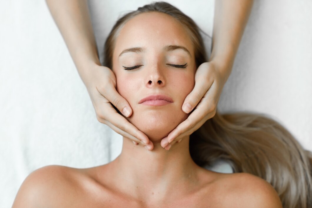 Jak masaż twarzy wpływa na poprawę samopoczucia i harmonię ciała?