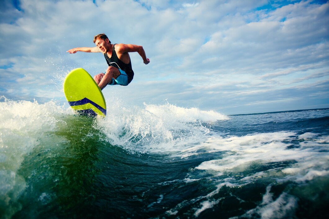 Poznaj siłę serfowania na fali – jak zacząć swoją przygodę z surfingiem?