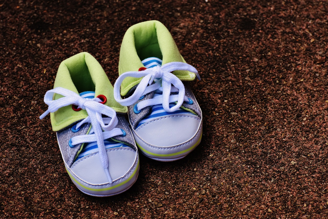 Jak dobór odpowiedniego obuwia wpływa na zdrowy rozwój stóp u najmłodszych?