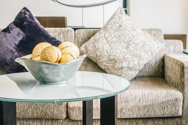 Jak wybrać idealny stolik do salonu, który łączy estetykę z funkcjonalnością?