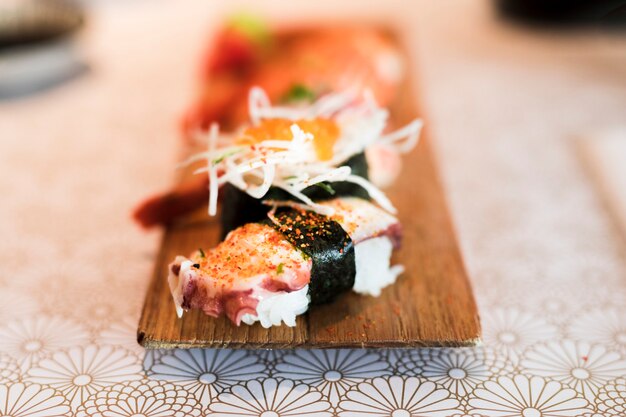 Jakie są najważniejsze cechy, które sprawiają, że sushi jest autentyczne?