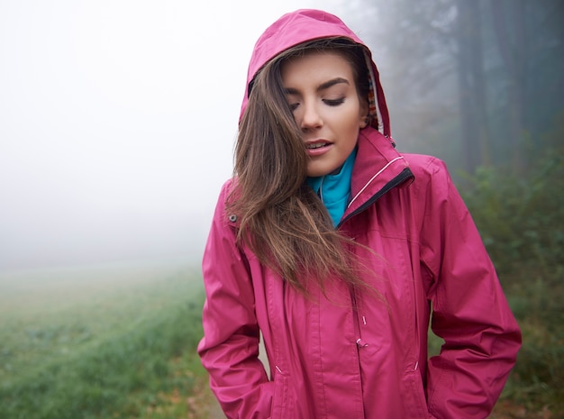 Jak dobrać idealną odzież wierzchnią na zmienne warunki pogodowe?