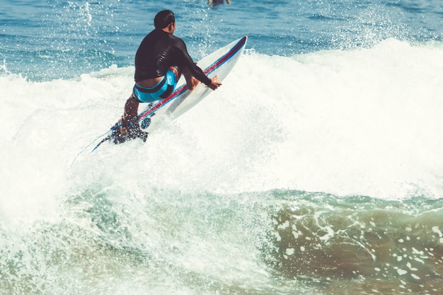 Zanurz się w przygodzie: jak windsurfing może stać się twoją nową pasją i stylem życia