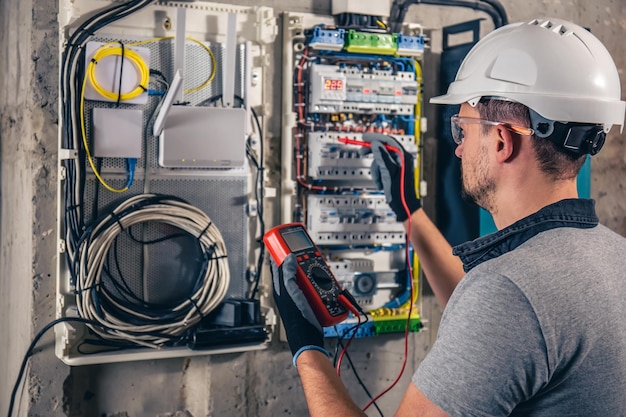 Jak skutecznie chronić instalacje elektryczne przed przepięciami?