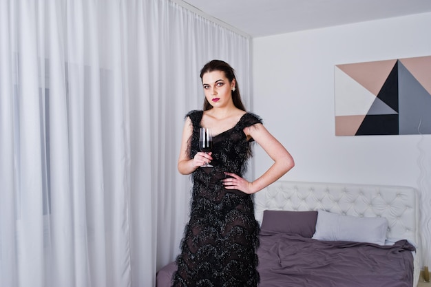 Elegancja z Charakterem: Jak Tworzyć Stylizacje na Wieczorne Wyjścia